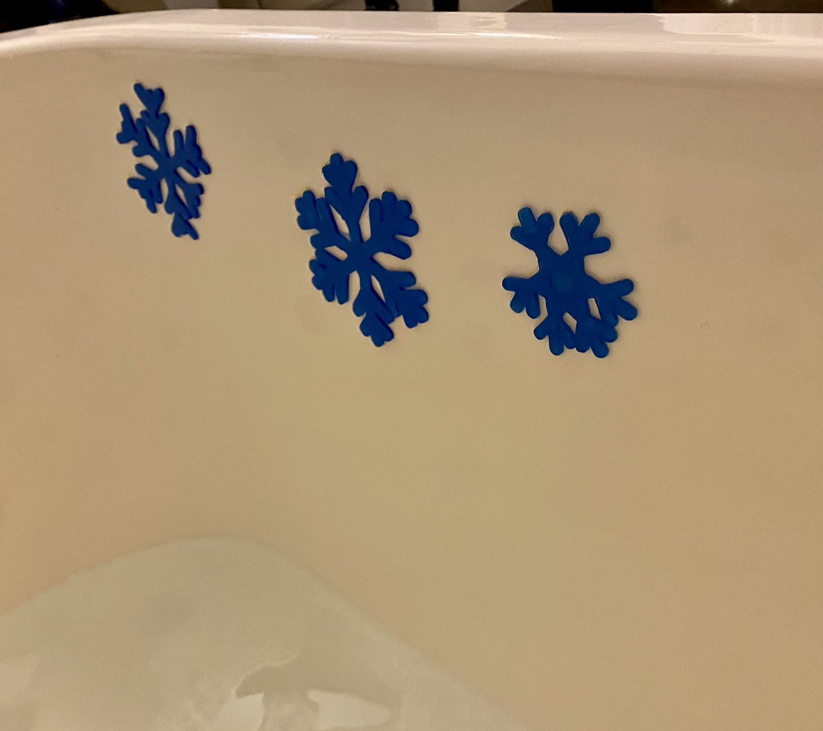 CEmWilliams's tweet image. Christmas decorations re-purposed as bath toys #festiverecyling #lockdownfun