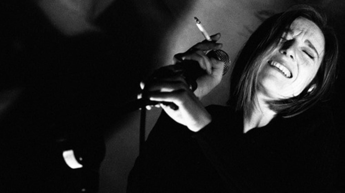 La fantástica Beth Gibbons está cumpliendo sus 56 años, ella es la voz que cambió al mundo de la música y definió al trip-hop como un género establecido con su banda Portishead
¿Cómo no amarla?