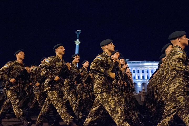 kpru's tweet image. Украинские солдаты исполнили строевую песню про возвращение Крыма и завоевание Москвы

В Сеть попало видео, на котором бойцы ВСУ хором мечтают победить «москалей» и пить пиво в Москве по 6 гривен kp.ru/daily/27224.3/…