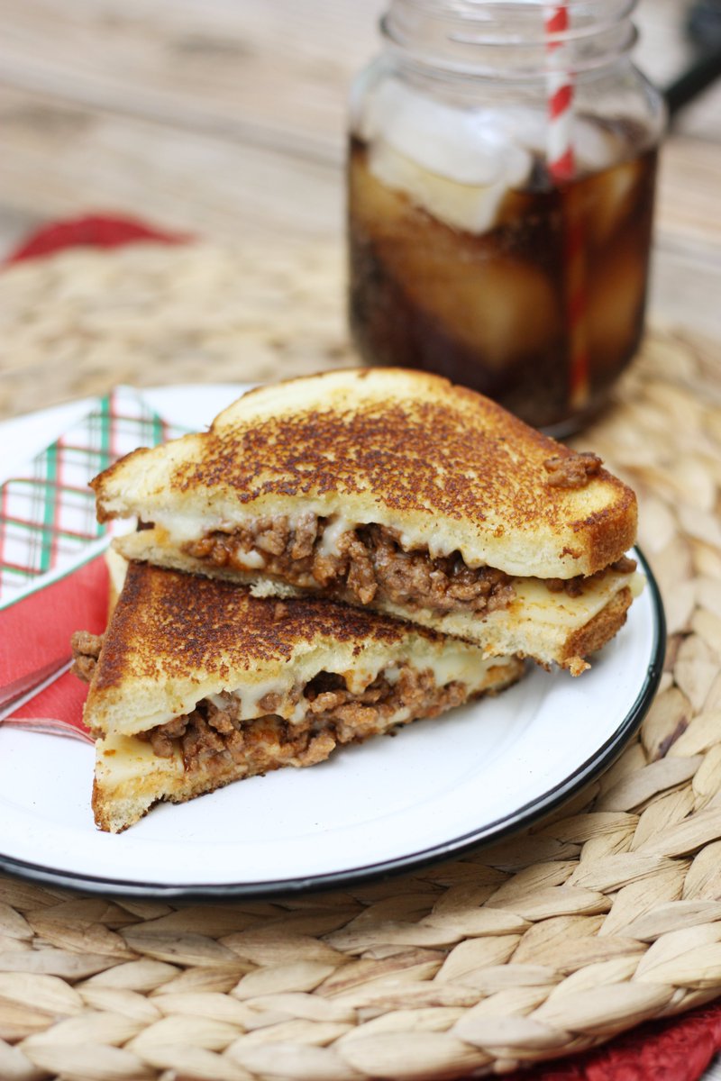 MostlyHomemade's tweet photo. #ad Sloppy Joe Grilled Cheese with Arnold® Country Style Butter Bread &amp; @LandOLakesKtchn ® Sliced Deli Cheese found at @GiantFoodStores ! Butter outside of slices, then inside layer cheese, sloppy joe meat, &amp; cheese. Then grill as usual! This is such a fun family dinner recipe! https://t.co/6K7Ctwad9B