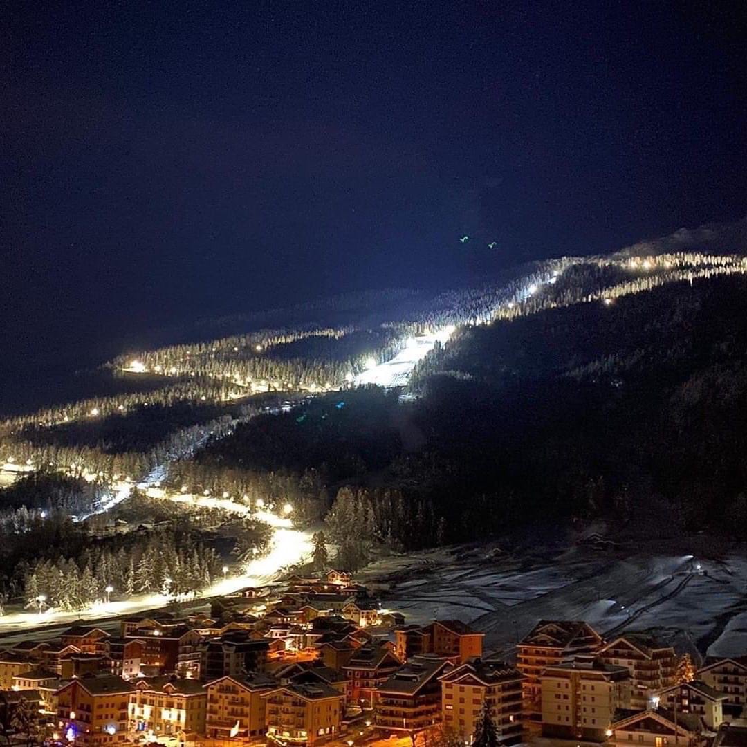 MassimoSertori_'s tweet photo. 🎿 ⛷Lo spettacolo della #Superpanoramica #Baradello, la #pista più lunga d’#Europa, che anche questa sera ha fatto vivere agli amanti dello #scialpinismo un'esperienza unica, illuminando #Aprica con una luce carica di #speranza. (1/2) https://t.co/lGDjr5rx9s