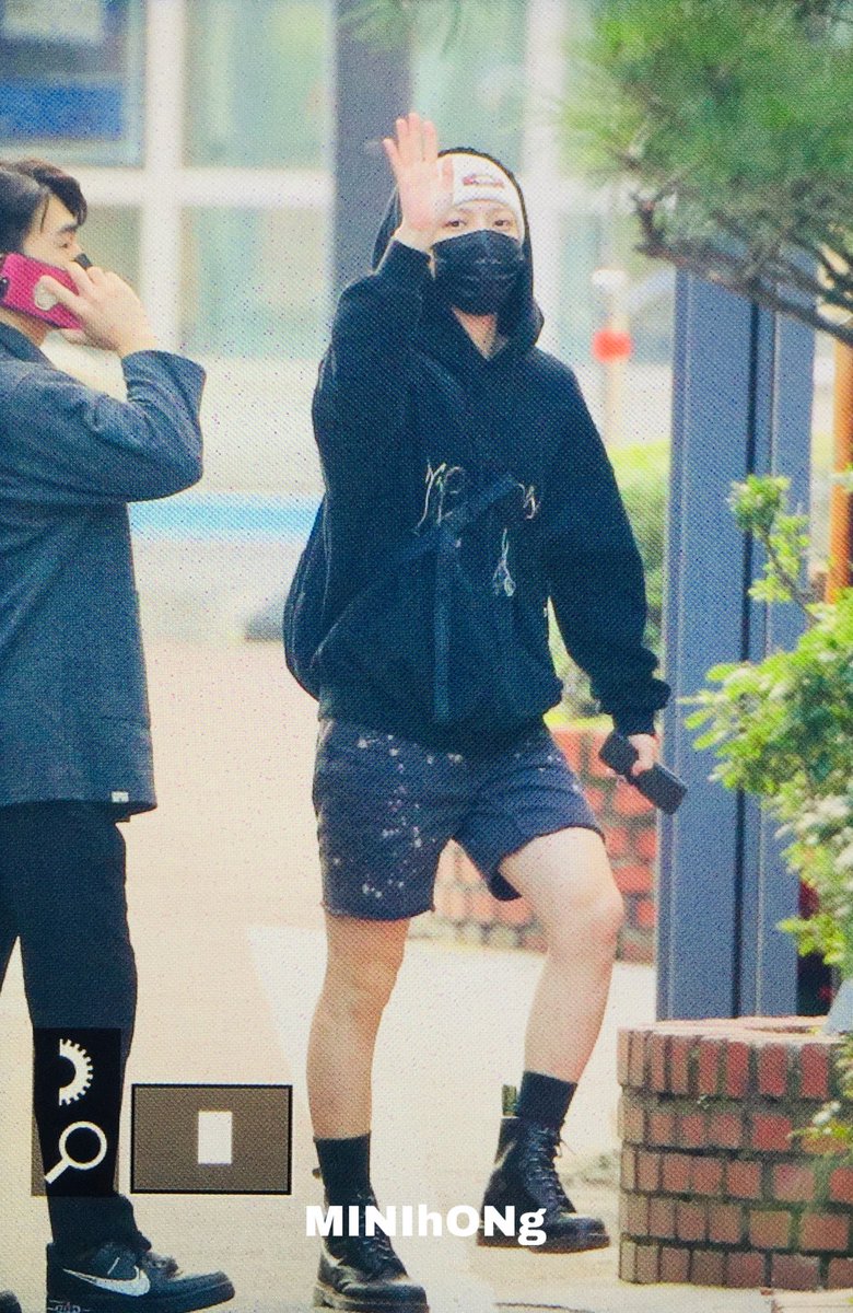 Ya Hongjoong, your tiny legs are awesome