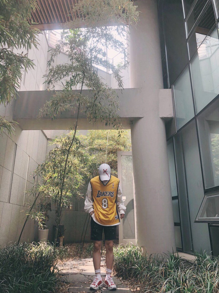 Ya Hongjoong, your tiny legs are awesome