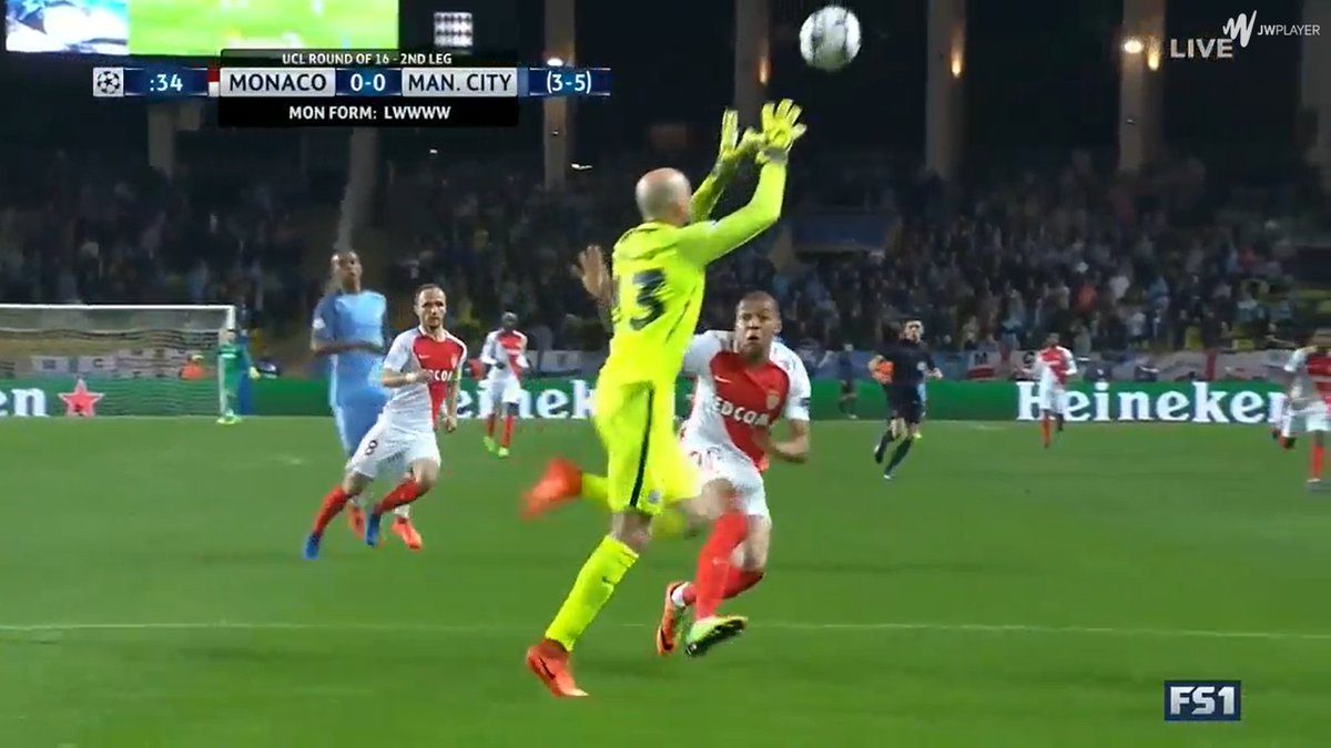 -Après 30sec déjà un long ballon pour Mbappé et une sortie hésitante pour le portier Argentin. Gros press des cityzens dans les premières minutes mais Monaco s'en sort parfaitement.