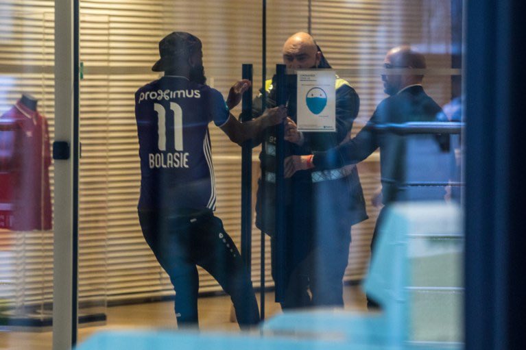 “Summoned to the club to carry out the traditional COVID-19 tests, Didier Lamkel Ze (Royal Antwerp) showed up at the training center with the jersey ... of Anderlecht.
 He was denied access to Bosuil by club security.  🦁🇨🇲 [📸 @sportwereld_be]