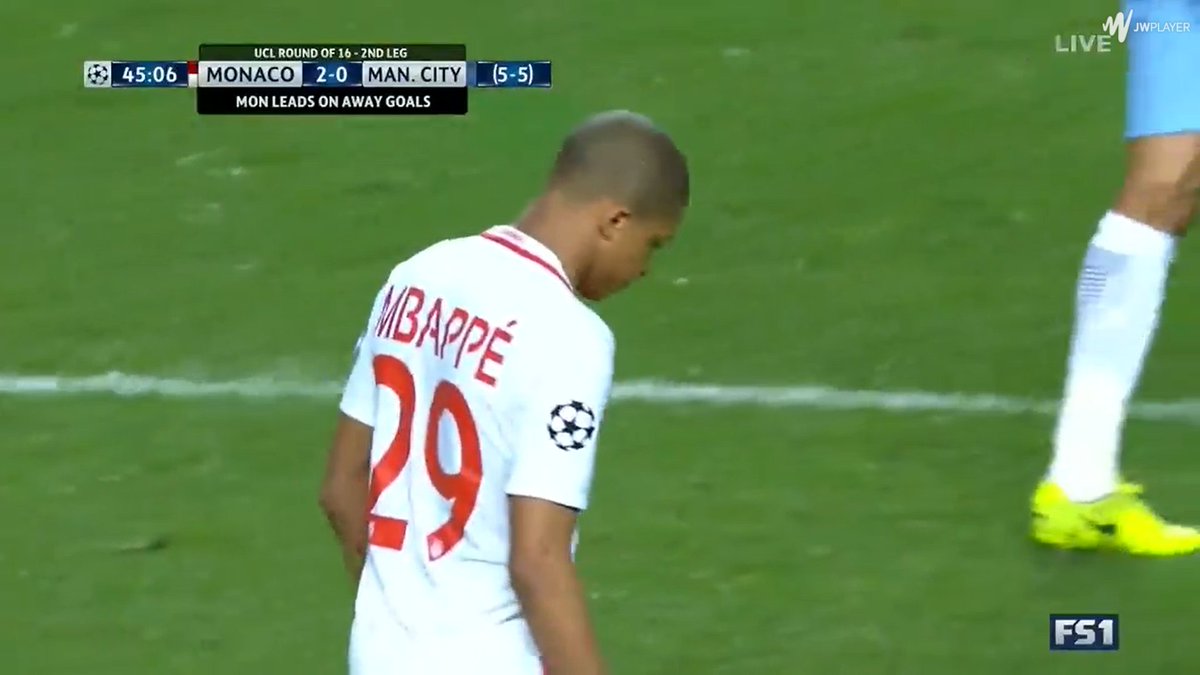 -45ème MT les joueurs rentrent au vestiaire, Guardiola a un air tracassé.