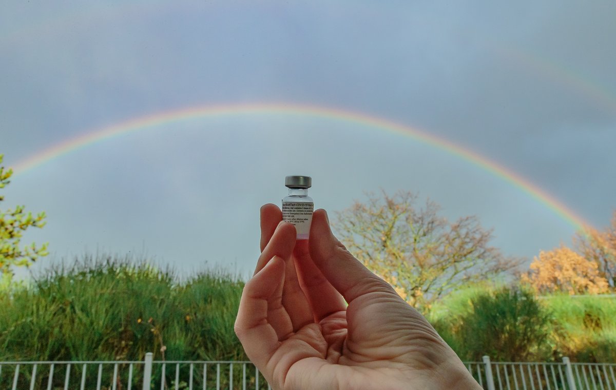 TonyVece's tweet photo. © Tony Vece. Gennaio 2021. Potenza. Ospedale San Carlo. Lo spettacolo di luci e colori deve farci sognare sempre. Spero che il vaccino rappresenti il processo del cambiamento per tutti noi. "Non può piovere per sempre". https://t.co/IuMxx8BzRy