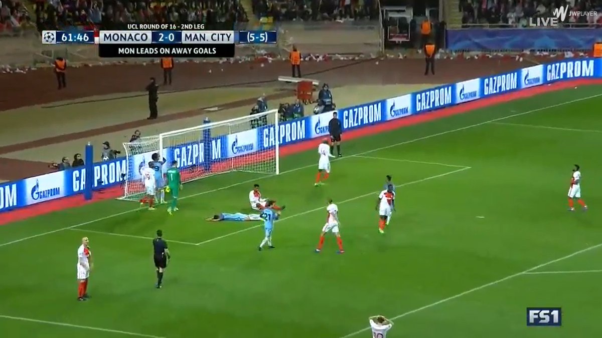 -62ème : Raté d'Agüero, sur un travail énorme de Sané, la balle percute le tibia de l'Argentin et s'envole en direction de Saturne.