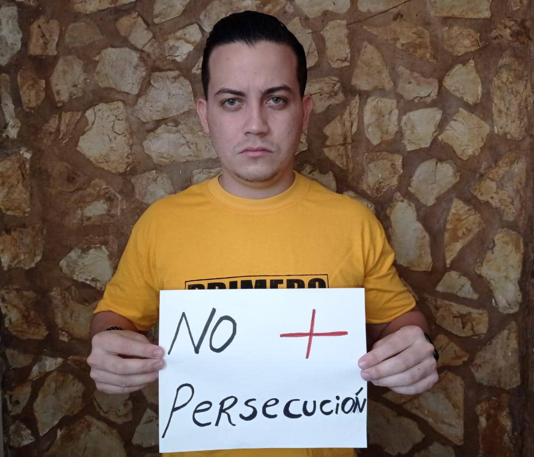 JovenesMcboPJ's tweet photo. Los jóvenes hoy alzamos nuestra voz en defensa y apoyo de nuestro hermano @AndrésDRobayo, hemos estado hombro a hombro luchando en la calle, y hoy el régimen lo persigue por defender a Venezuela. #NoMásPersecución https://t.co/z4CE1bsXSh