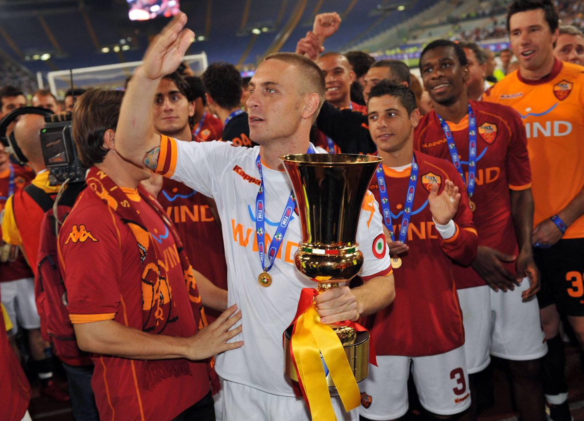 FIFAcom's tweet photo. ⏪ 1 year ago today a midfielder who helped Italy win the #WorldCup and became one of Roma's all-time greatest players announced his retirement. What a career Daniele De Rossi had 👏

🇮🇹 @azzurri | @ASRomaEN 💛❤️ https://t.co/SVRQBf6Ulr