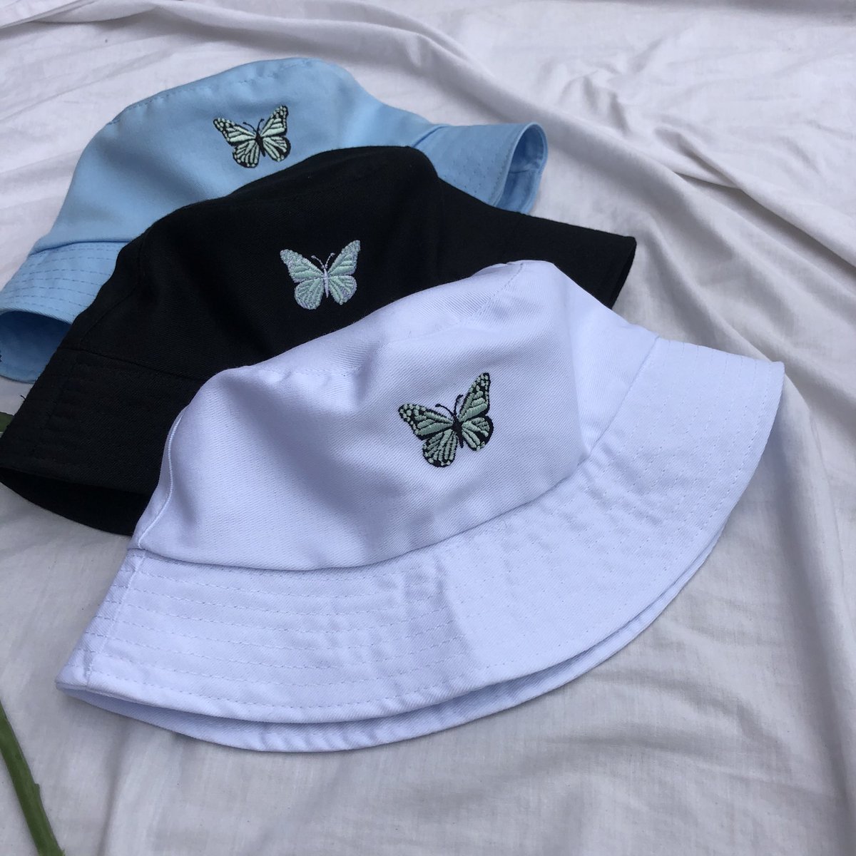 juicyyluu's tweet photo. hola!! acabo de sacar mi emprendimiento de bucket hats. Están a un súper precio (S/. 22 y S/.28) vienen con bordados exclusivos súper cheveres o en color entero hasta en 10 diferentes colores! Son para hombres y mujeres. Pueden encontrarlos en Instagram como @_amateaperu ✨ https://t.co/uWF0XmiVwu