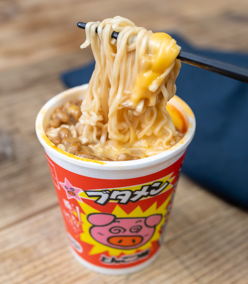 ジョーさん 料理研究家 子供の頃の自分に この食べ方を教えてやりたい 説明しようがない納豆 とけるチーズ とんこつの相性の良さ ブタメンにお湯をそそぎ 納豆1パック とろけるスライスチーズを4つ折りにしてのせたら おわんなど深さのある ジョーさん 料理研究家 子供の頃の自分に この食べ方を教えてやりたい 説明しようがない納豆 とけるチーズ とんこつの相性の良さ ブタメンにお湯をそそぎ 納豆1パック とろけるスライスチーズを4つ折りにしてのせたら おわんなど深さのある