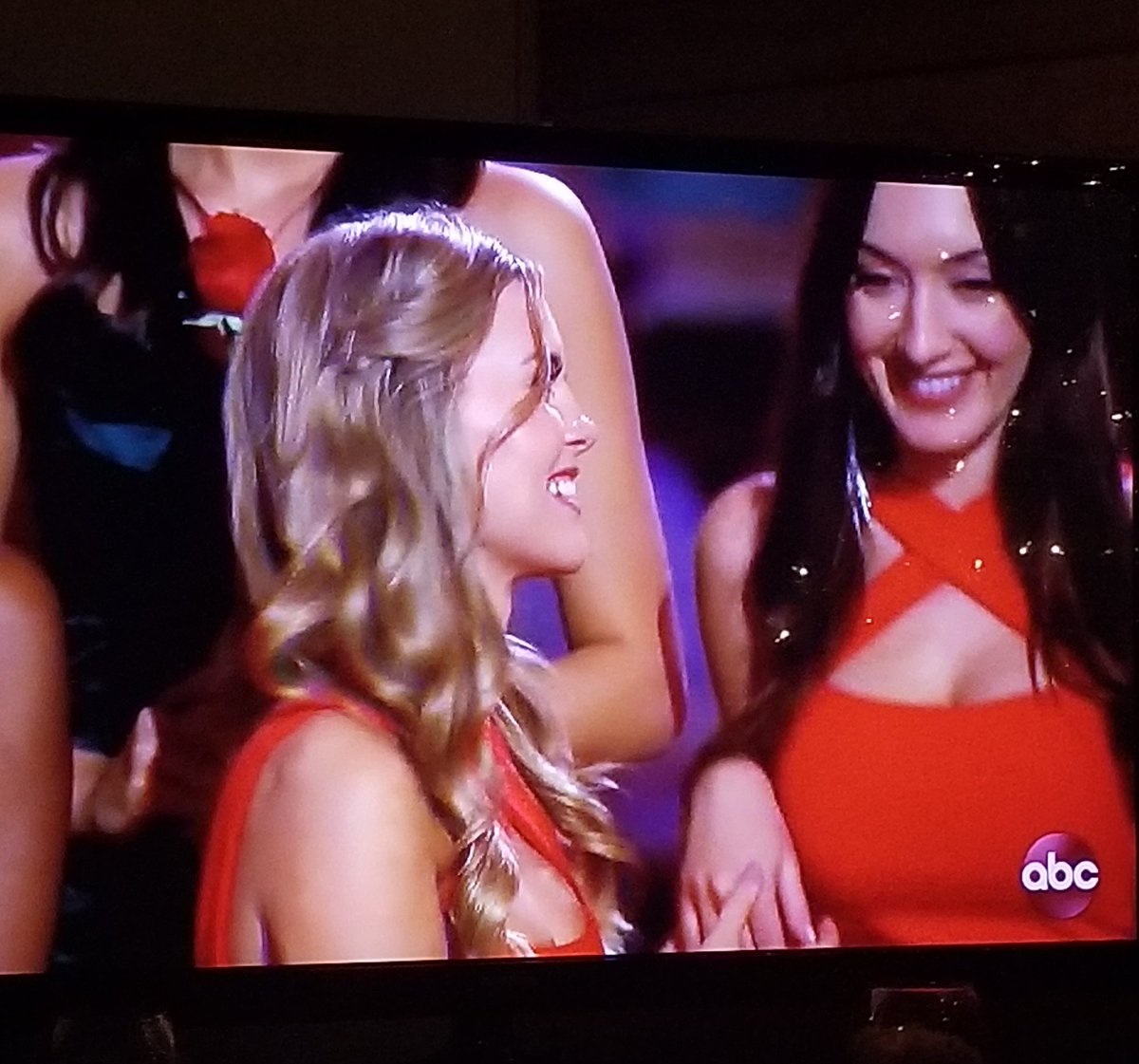 HOW DID I NOT SEE THIS UNTIL THE ROSE CEREMONY #SameDress #TheBachelor