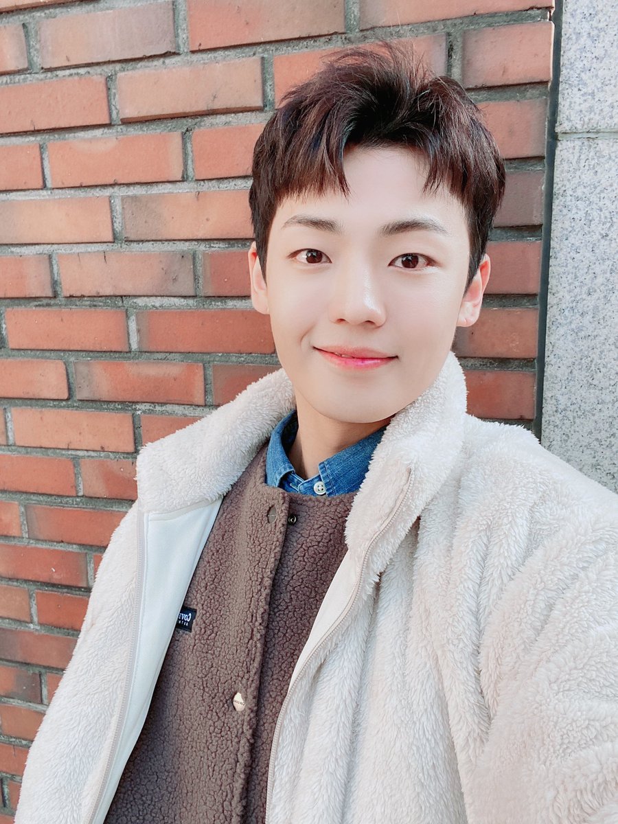 official_ACE7's tweet photo. [#에이스_찬]

보고싶어 초이스💛
밥 잘 챙겨먹구❤️
🌸요일도 🔥이팅

#ACE #에이스 #CHOICE #초이스 https://t.co/QbZoCktR11