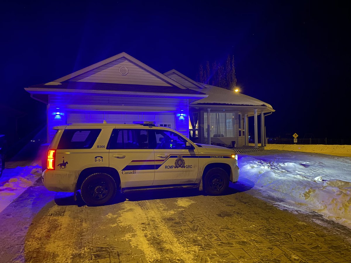Cmilne15's tweet photo. Rest In Peace Sgt Andrew Harnett, we as a Police family are thinking of your friends, family and co-workers during this tragic time.  We keep our blue lights on in your honour  #calgarypolice #wewillremember #sgtharnett #thinblueline #blulightsyyc #RCMP https://t.co/xPnFWIOlWz