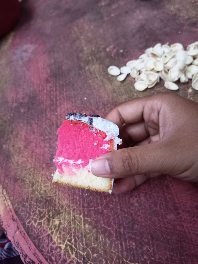 Ha one more thing, dia cakap kek sponge color macam ni kek red velvet ya. Tang mana laa red velvet tu sedih pedih betul hahaha