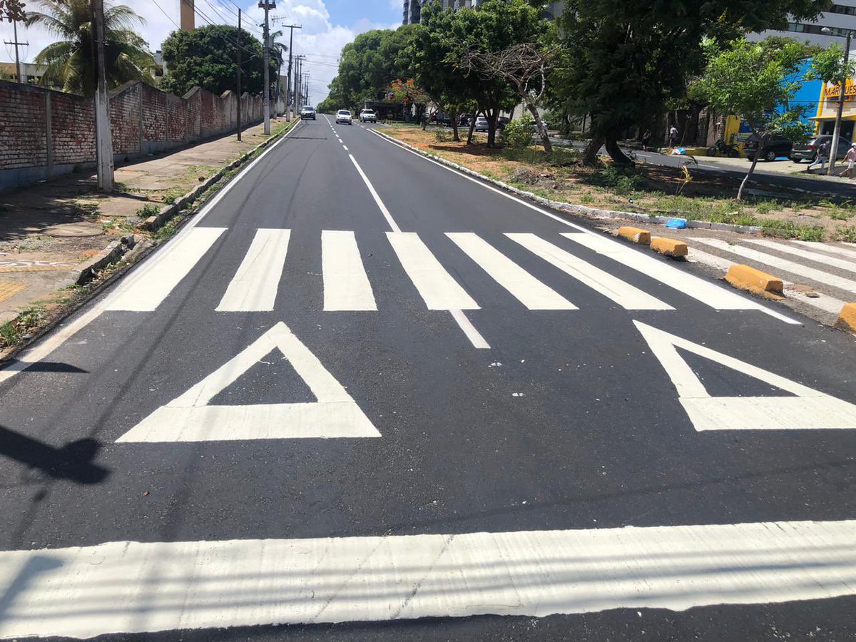 elequicina's tweet photo. A Prefeitura do Natal, por meio da STTU (gestão @prefeitoalvaro45 ) prossegue o trabalho de manutenção viária. Após receber serviços de recapeamento asfáltico, avenida Rui Barbosa recebeu nova sinalização. Mais segurança viária e menos acidentes. https://t.co/J6301jL0k7