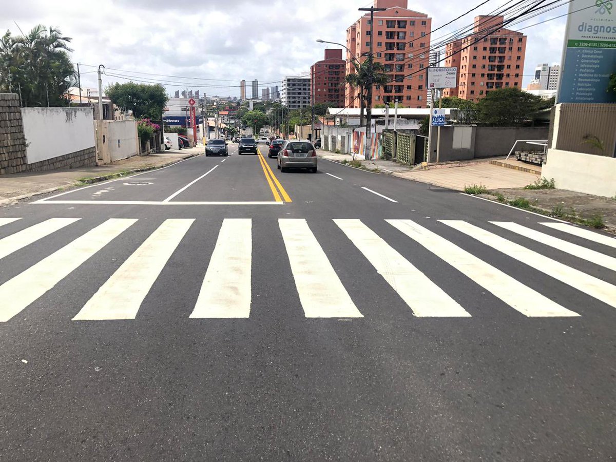 elequicina's tweet photo. A Prefeitura do Natal, por meio da STTU (gestão @prefeitoalvaro45 ) prossegue o trabalho de manutenção viária. Após receber serviços de recapeamento asfáltico, avenida Rui Barbosa recebeu nova sinalização. Mais segurança viária e menos acidentes. https://t.co/J6301jL0k7