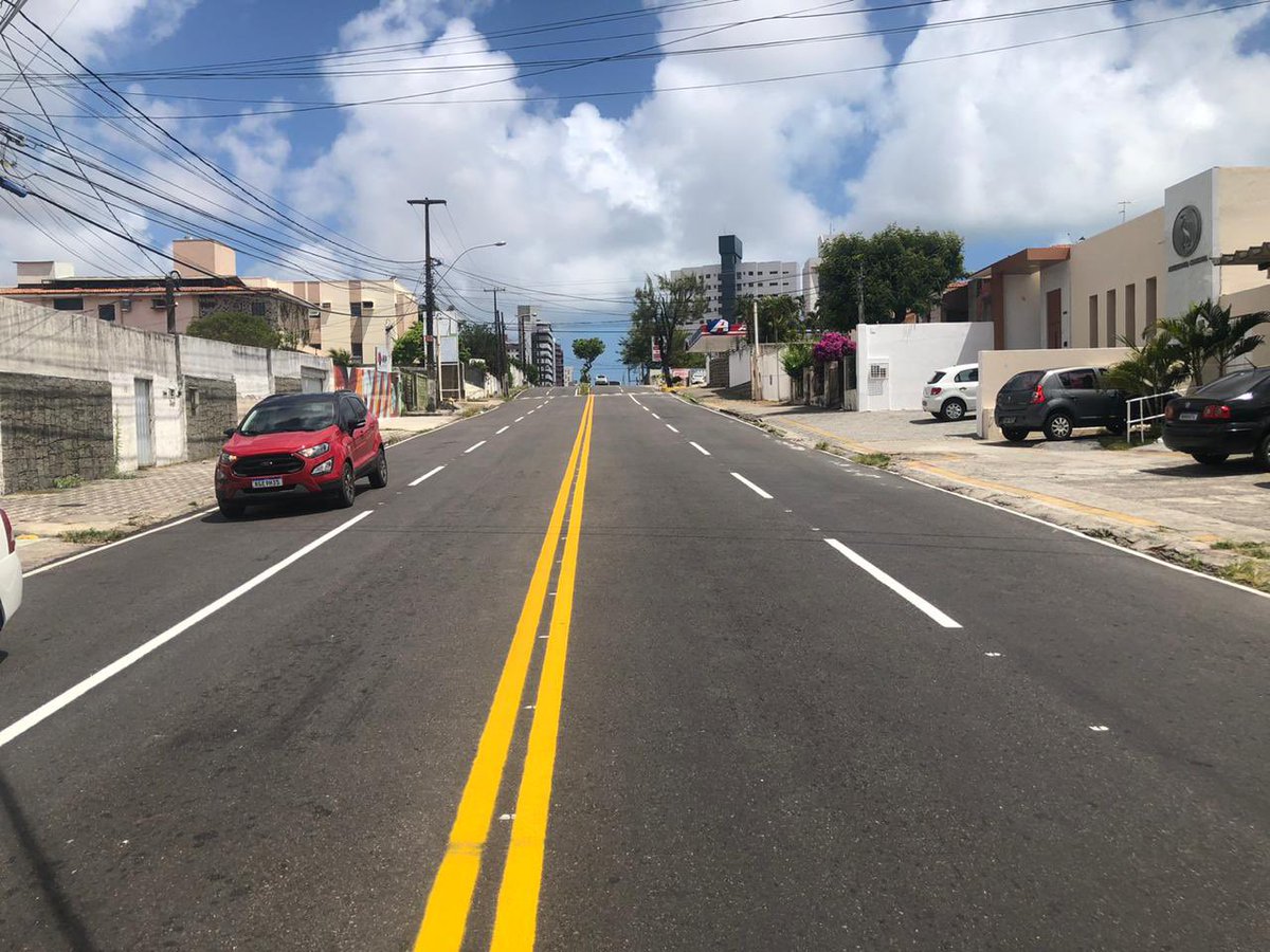 elequicina's tweet photo. A Prefeitura do Natal, por meio da STTU (gestão @prefeitoalvaro45 ) prossegue o trabalho de manutenção viária. Após receber serviços de recapeamento asfáltico, avenida Rui Barbosa recebeu nova sinalização. Mais segurança viária e menos acidentes. https://t.co/J6301jL0k7