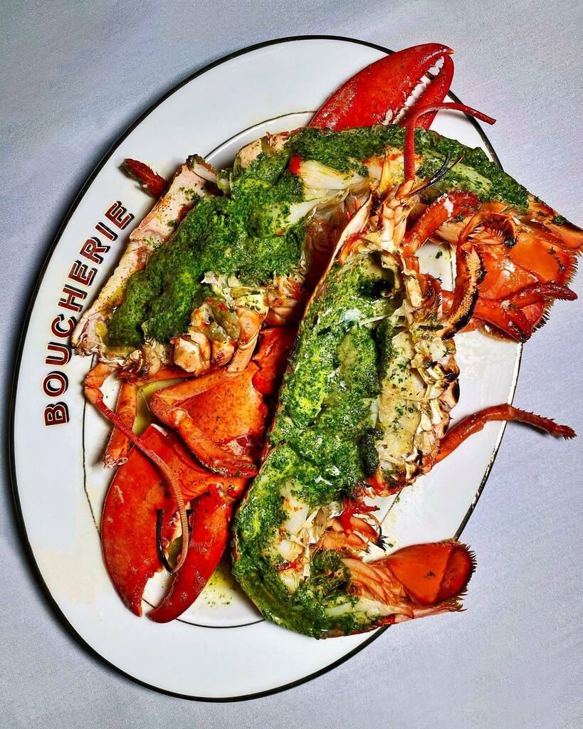 My favorite way to eat #lobster is simply broiled with parsley butter just like they do it at @boucherienyc ‘s magnificent #LaGrandeBoucherie! #🦞 😋 What’s your favorite way to eat it? 
.
#jeaniuseats #broiledlobster #frenchbrasserie #meatlessmonday instagr.am/p/CJpA2LCHkSm/