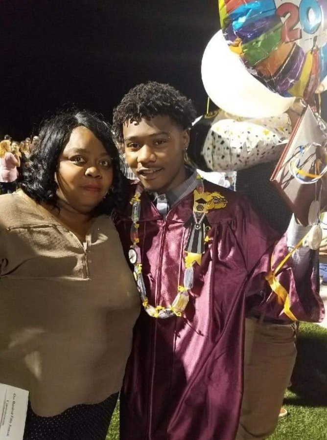 Arniece Brown, 55 yo nurse who worked at the Little Colorado Medical Center in northern Arizona, died of  #COVID19. Her town held a parade for her. h/t:  @CTZebra