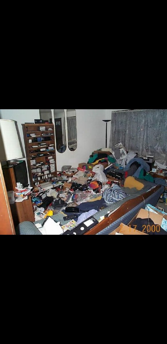 xossssep's tweet photo. POV: entras a la habitación de un jugador de LoL😵 https://t.co/8Va3jV9ZNe