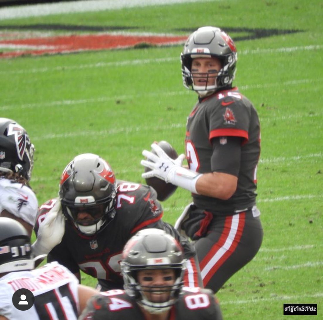 LifeInStPete's tweet photo. Photos from yesterday’s @buccaneers win over @AtlantaFalcons
@TomBrady looking intense in the 1st two. Hate that he got #Sacked but kinda happy I got that shot #ATLvsTB #GoBucs #TimingTheShot #BucsWin #PlayoffBound 🏆 #NFL #Bucs #KreweMember #BucsNation #RaiseTheFlags 🏴☠️ https://t.co/vaWKqz6oK8