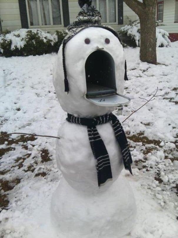 Mycroft_Masada's tweet image. Someone built a snowperson around their mailbox, so that the box is the mouth! #SaveTheUSPS #SaveThePostalService #SaveThePostOffice #DontMessWithTheUSPS #SendMoreMail #SnailMail #MailArt #PostalMail 🦅🏤⛄️