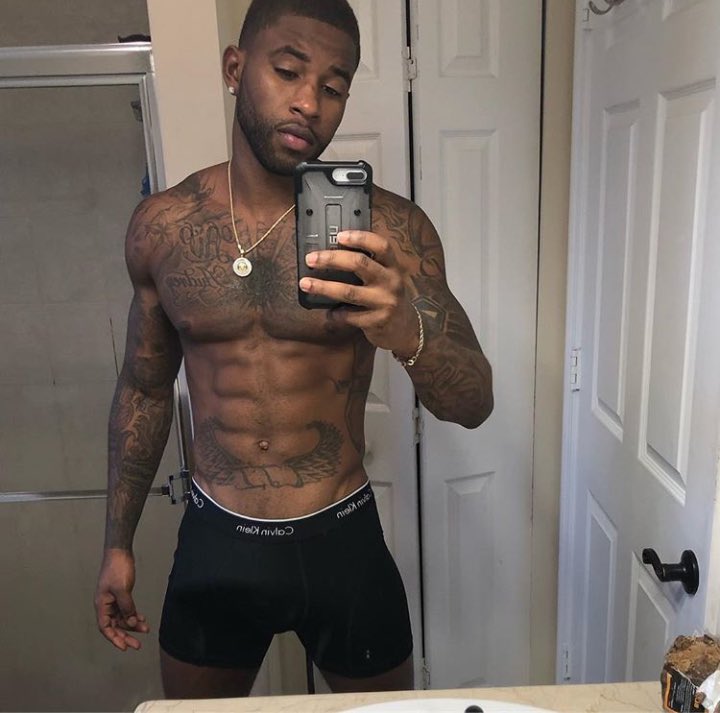 – No tenía nada que hacer así que me saqué una selfie...que tal salió?~