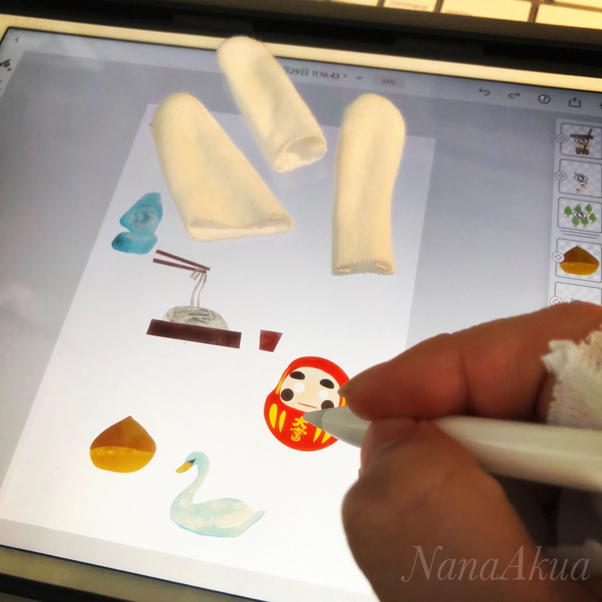 ナナアクヤ Nanaakua Ipadの Adobefresco でイラスト描くとき専用の手袋とかもあるようですが うちにはプラバン用の木綿の手袋が100双くらい古いものを入れたらあるので 洗濯してもマッキーのインクなどが取れなかったものは 順次ipad用にすることに