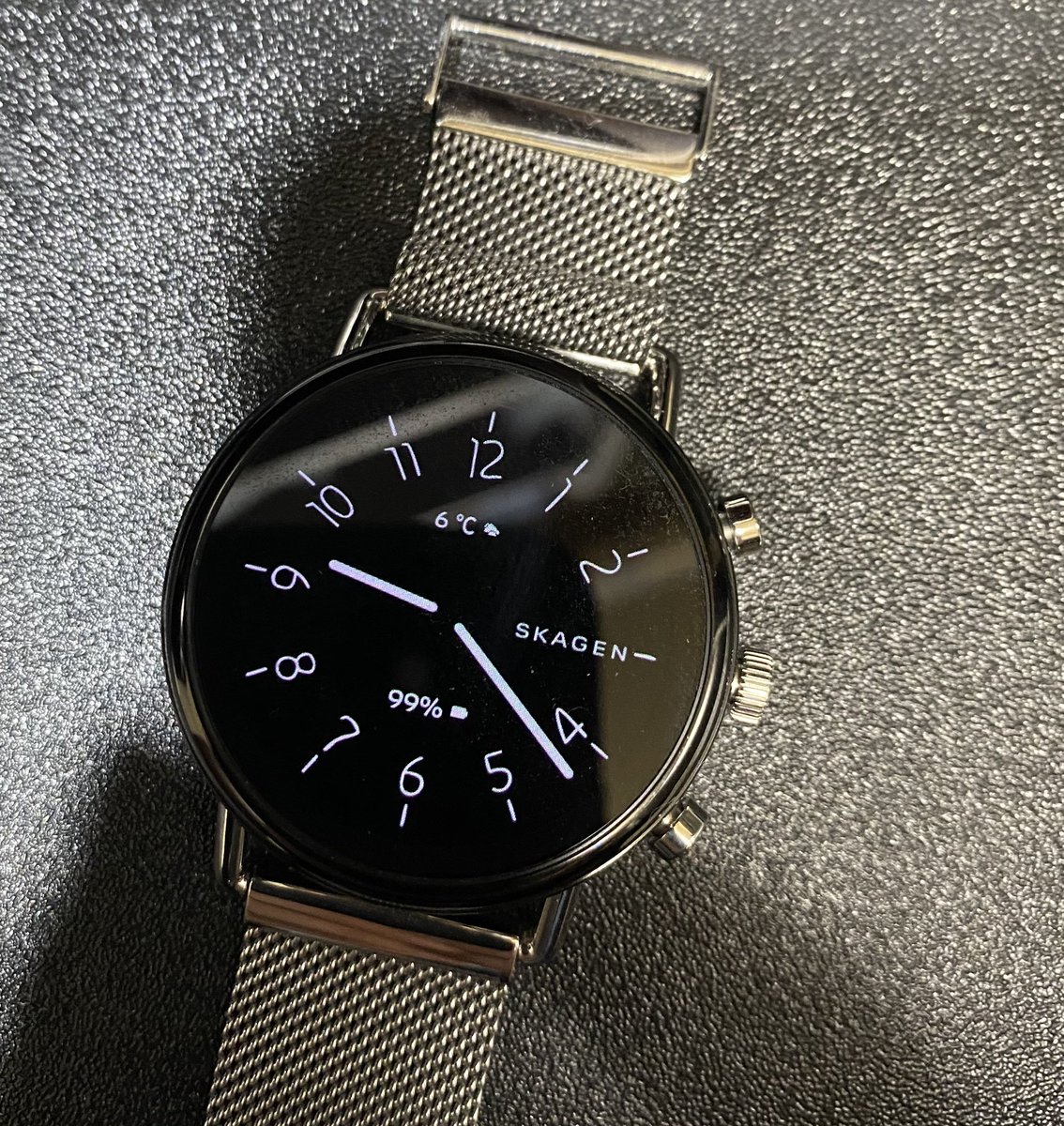 マルコ Studio Smoky 正月にamazonのセールでガジェットを買いました 型落ち セール品です 北欧デザインのwear Osのスマートウォッチ Googleの連携に期待 文字盤はさすが北欧でかっこいいです 謎なのはなぜamazonの公式ストアはブランドの公式サイト