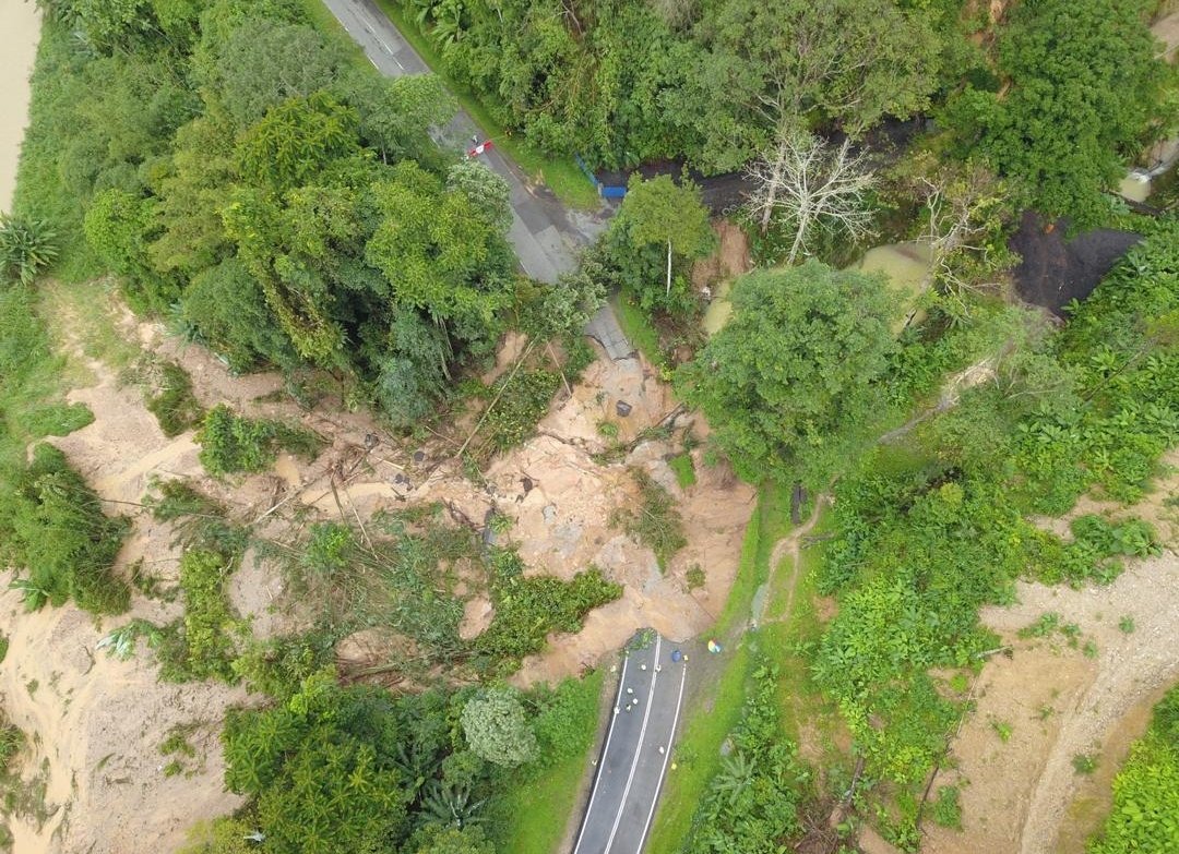 #teamroadcare memantau keadaan jalan putus di #ft218 sec3 #bentong. Status laluan masih ditutup kpd semua kenderaan. Sila gunakan laluan ft08 untuk ke Raub dan Bentong <a href="/PetraJayaMP/">Fadillah Yusof 🇲🇾</a> @MOWorks <a href="/JKRMalaysia/">JKR Malaysia</a> <a href="/CSFJ_JKR/">Cawangan Senggara Fasiliti Jalan (CSFJ)</a> <a href="/JKRPAHANG/">JKR PAHANG</a> <a href="/JKRBentong/">JKR Daerah Bentong</a> @Roadcare_Msia <a href="/Roadcare_Phg/">ROADCARE PAHANG</a> <a href="/ZTTCSFJ/">ZTT CSFJ</a>