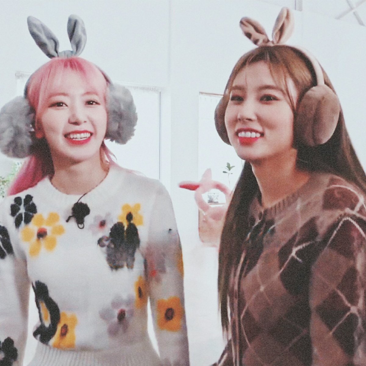 sakura & hyewon being two pretty best friends— a thread; @official_izone