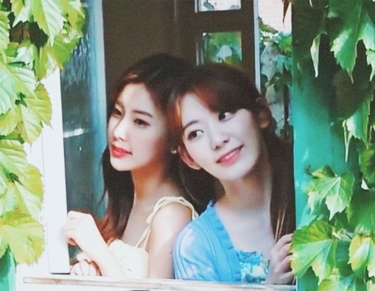sakura & hyewon being two pretty best friends— a thread; @official_izone