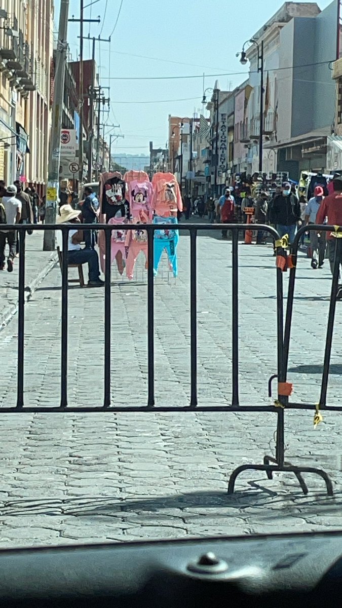 marmuco's tweet photo. La gran idea para disminuir la movilidad en el centro histórico es cerrar las calles e indirectamente volverlas tianguis peatonal y desquiciar el tránsito... #Puebla #COVID19 #8poniente @Gob_Puebla https://t.co/SOH1TOL4pG