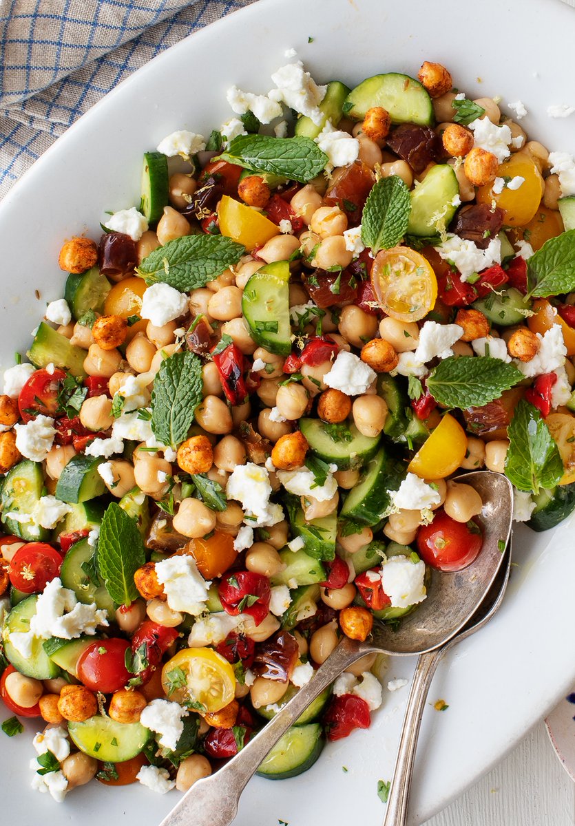 When it comes to chickpeas, we can't get enough! They're healthy, delicious, and packed with plant-based protein. Check out these 22 Easy Chickpea Recipes to turn them into hearty salads, veggie burgers, sandwiches, soups, and more! 💚ow.ly/834x50CWC95