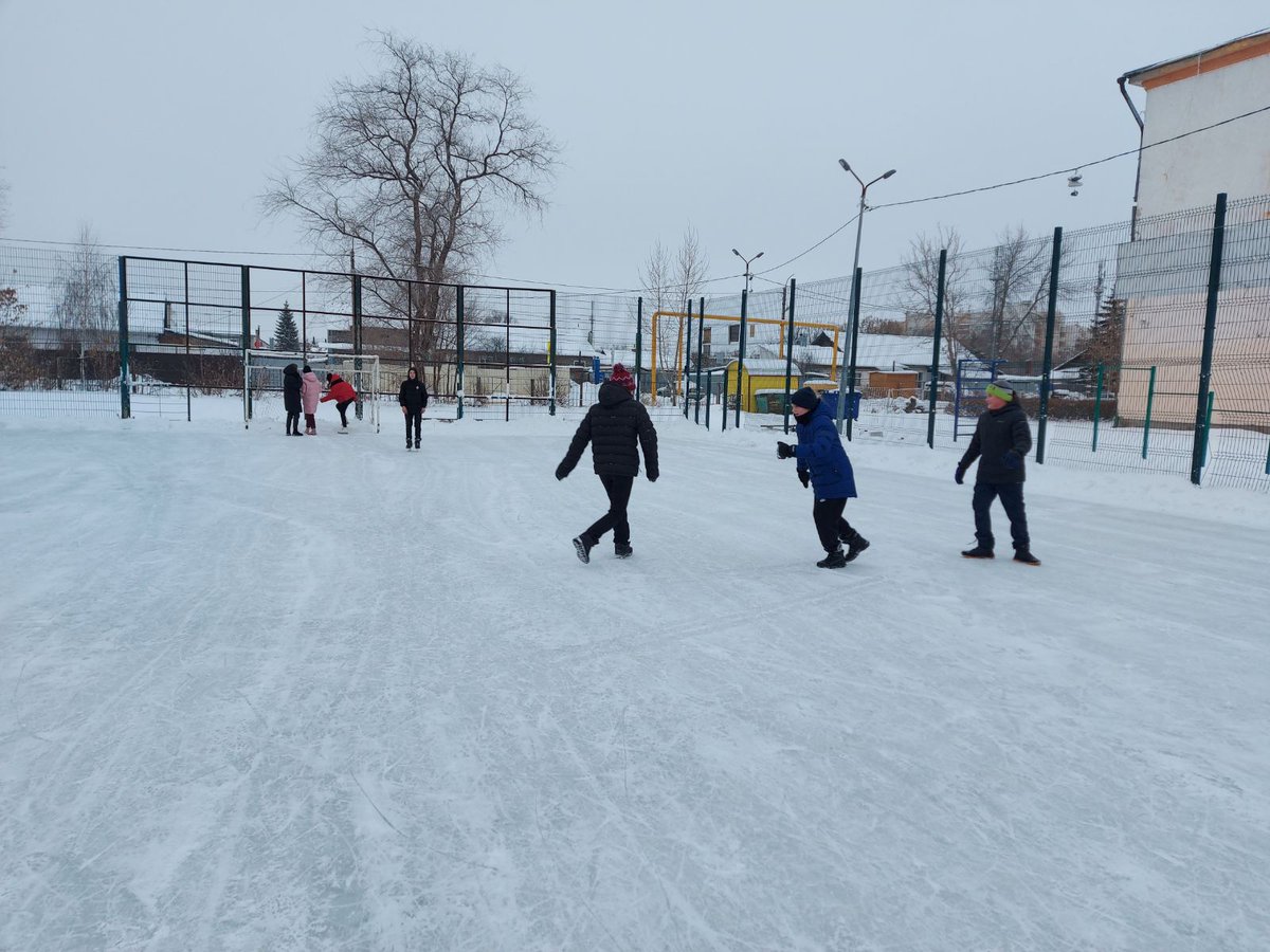 #ПРОкачайЗИМУ
Как здорово, что есть зима на свете!
Как здорово, что нежно-белый снег кружится...
4 января на катке школы 21 прошло мероприятие- подвижные игры "Рождественские забавы". Весело, активно ребята проводят зимние каникулы!