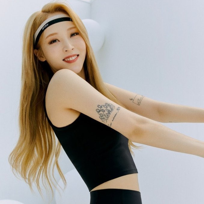 sleeveless moonbyul — a thread 