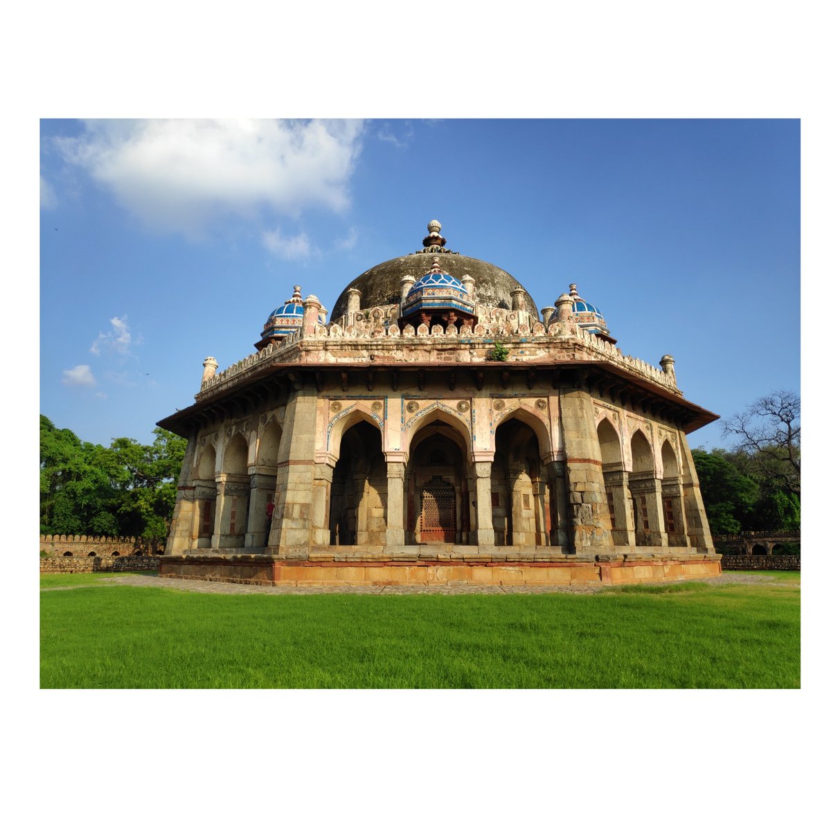 The beauty of Isa Khan's tomb 
It's always  better to click photos of monument when people aren't around.
Perks of lockdown.
#humayunstomb #nizamuddin #delhtimes #monument #historical #dayout #daylight #shotonpocof1 #shaukeenphotographe #buildingphotography #indianphotography