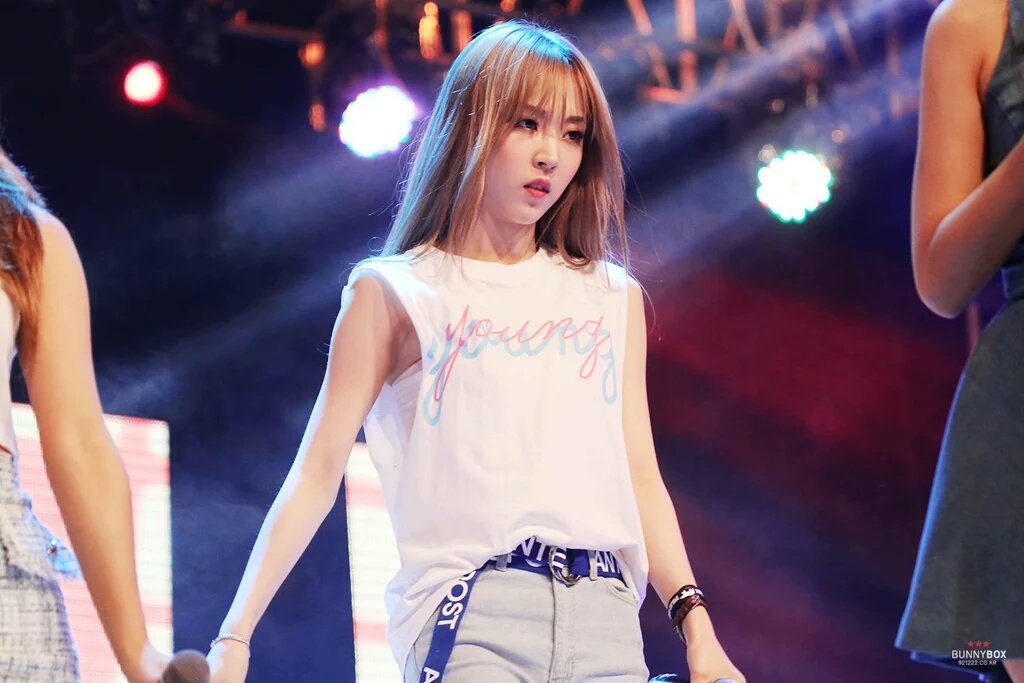 muscle tees and moonbyul 
