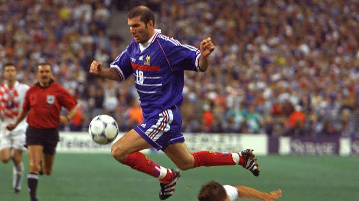 Zinedine Zidane vs  20 Games 10 Goals  05 Assists 0.75 G/A per gameScored/Assisted 53%  goals