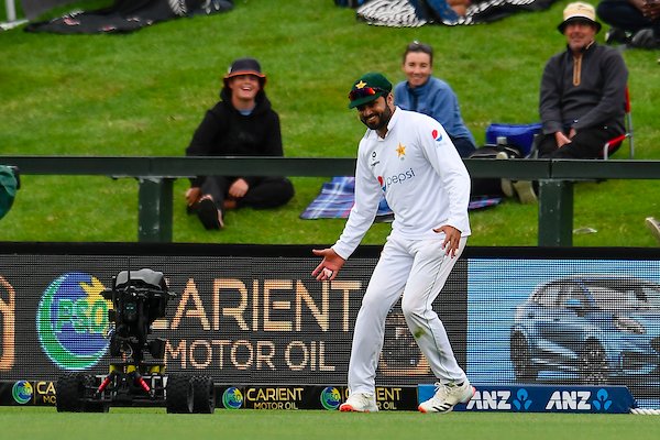BLACKCAPS's tweet photo. And we are back out! Field clears and the players head back out to the middle. Follow play LIVE in NZ with @sparknzsport and @MagicTalkRadio #NZvPAK https://t.co/FiV66rT7XC