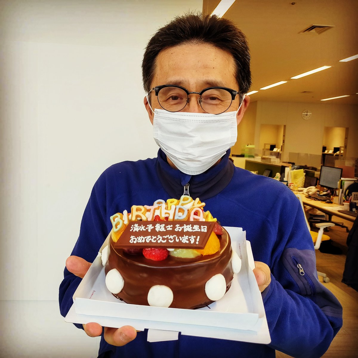 イチモニ Htb 公式 きょうは清水天気予報士のお誕生日をケーキでお祝い お誕生日当日は1 1なんです おめでたい イチモニ Htb 清水予報士 天気 お絵描き ケーキにあう かわいいおじさま 55歳になりました