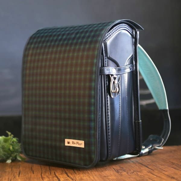 ルカコ 抱っこ紐収納カバー 公式 シンプルでおしゃれな高級感のあるランドセルカバー １つ１つの縫製が美しいこだわりのハンドメイド日本製 土屋鞄 池田屋 イオン 天使のはね フィットちゃん セイバンの 中央に金属の小さめフックのある