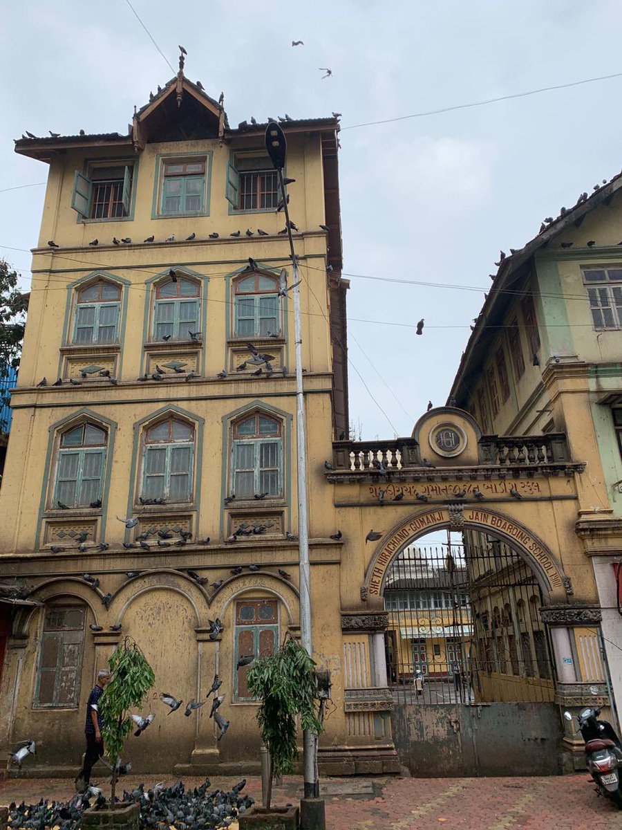 A thread on  #MumbaiOnACycle There are two things I absolutely love. History & cycling. So for the last few months, I’ve been exploring the history of Mumbai on my cycle. Here’s what I’ve seen. We’ll start with my fav area, Grant Road, and this stunning building from 1900.
