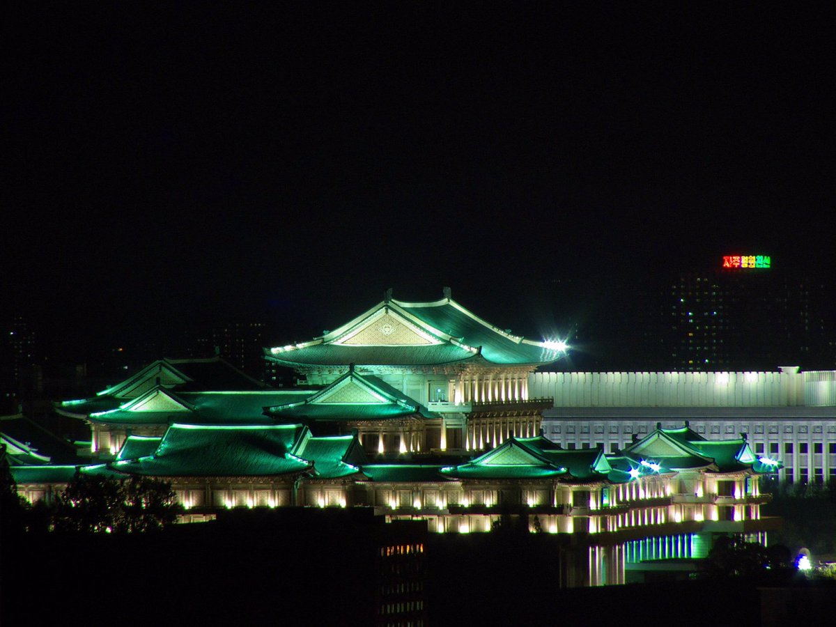 int_trad_arch's tweet photo. The Grand People’s Study House (Kor:인민대학습당 ) is the central library of Pyongyang, DPRK, located in Kim Il-sung Square along the Taedong River. It was built in 21 months starting in April 1982 to celebrate Kim Il-sung’s 70th birthday, and is free of use for all citizens. https://t.co/bPVzhvZltm