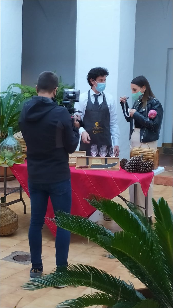 Grabando para @aestahoraex de <a href="/cextremadura/">Canal Extremadura</a> en el Claustro del Convento de Montevirgen.
#sumiller #cava #cavaextremeño
acomprarvino.com/blog/