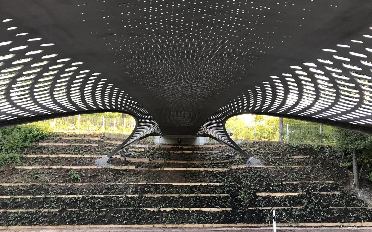 ElTensor's tweet photo. Empezamos el año con “Footbridge TRUMPF” (2018) de SBP.

Mínimo uso de material dando el máximo protagonismo a las formas.

#ligero #footbrigde #art #impresionante 
 
Fuente 📷: https://t.co/PAn7SjJ8nr https://t.co/Tn19EQ7VkI