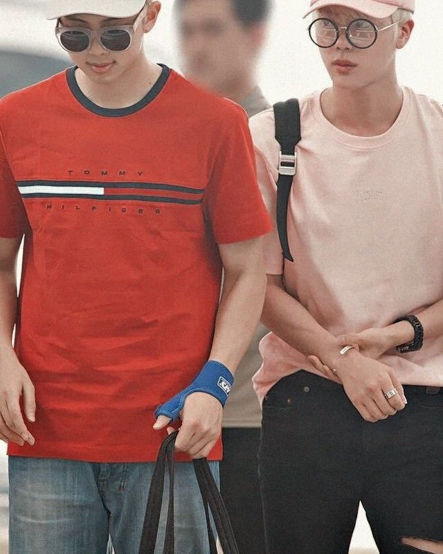 Zoyaaa_7083's tweet photo. Uffff'๐ฅต who is the #hottestone
Put you comment on comment section #NAMJOON nd #JIN who is your favorite guys https://t.co/xOnoITCAim