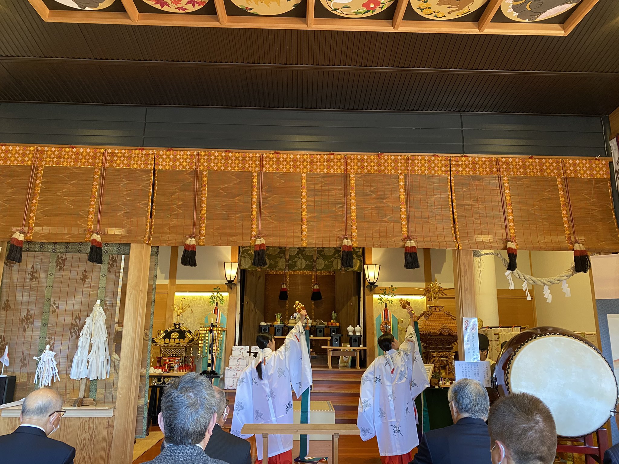 菊名神社 公式 神楽 浦安の舞 あめつちの 神にぞ祈る 朝凪の 海のごとく 波立たぬ世を の歌詞のとおり 一日も早く世に広まるやましきものが収束し 穏やかな世が訪れることを願ってやみません 菊名神社 神社 元旦 神社巡り 御朱印 御朱印